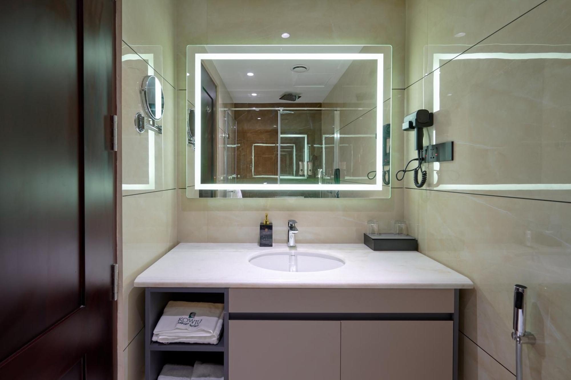 Kowju Airport Hotel Calicut Kondotty Exteriör bild